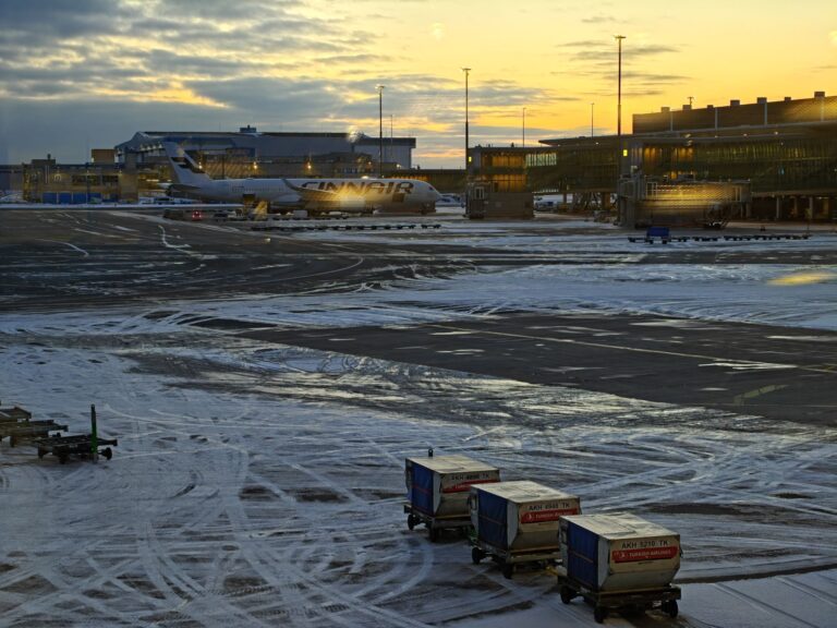 Lentokentällä portilla konetta odottelemassa