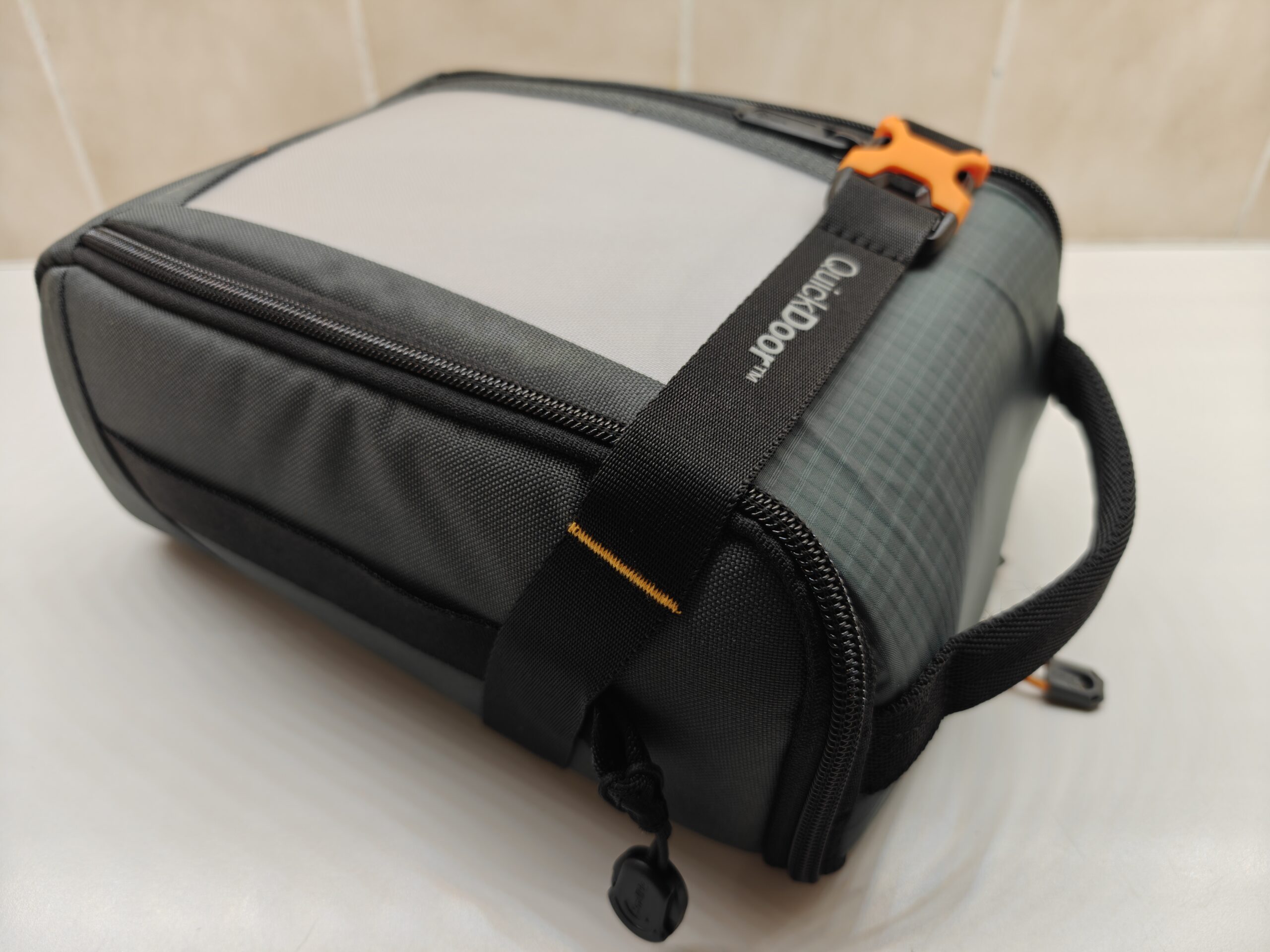 Välineitä kameran kuljetukseen