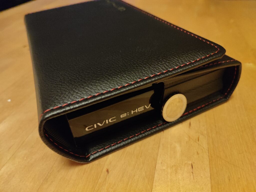 Hondan manuaali on melkoinen tiiliskivi, vaikka medialaitteessa on digitaalinen versiokin tarjolla...