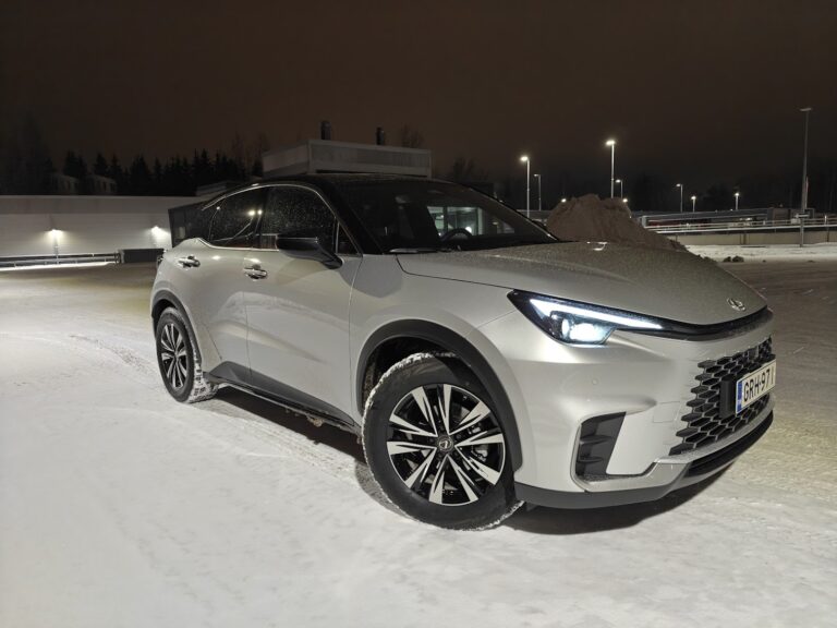 Koeajettua: Lexus LBX